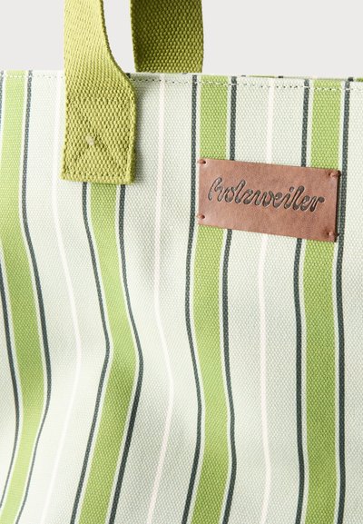 Υφασμάτινη τσάντα ώμου με κατακόρυφες πράσινες και λευκές ρίγες, πράσινη λαβή και καφέ δερμάτινη ετικέτα με ανάγλυφο το "rodenweiler."