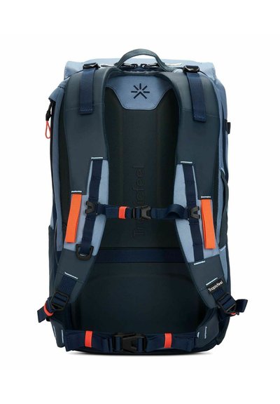 Mochila en azul marino con acentos en azul. Presenta correas ajustables, hebillas y un panel trasero acolchado. La superficie parece texturizada con un material duradero.