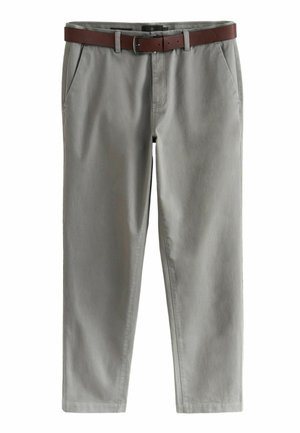 Chinos grises con una textura suave, que presentan un cinturón de cuero marrón, bolsillos frontales y un diseño de pierna ajustada.