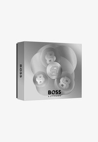 Zilveren doosverpakking voor Boss Bottled, met ronde reliëflogo's en een matte afwerking. Tekst: "BOSS" en "BOTTLED" in het zwart.