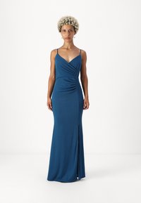 Vestido longo sem mangas, azul, em tecido canelado, com decote em V, corpete drapeado e uma fenda de um lado. Design simples com alças finas.