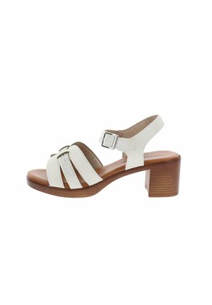 Sandalo bianco in pelle con punta aperta, tre cinturini frontali, cinturino alla caviglia con fibbia argento e tacco a blocco medio marrone impilato.