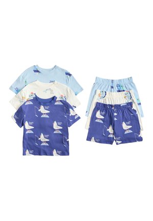 Tre sæt børne-t-shirts med korte ærmer og matchende shorts med tegneserie havfugl- og ocean-temaer i blå, creme og lyseblå farver.
