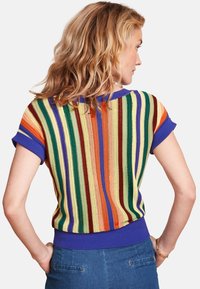 Färgglatt randigt stickat tröja med korta, rullade ärmar; har en lila ribbad fåll och en blandning av röda, gröna, oranga och gula ränder.