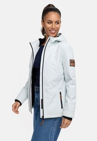 Veste étanche bleu clair avec capuche, fermeture éclair à l'avant, accents noirs et patch en cuir orange. Comprend des poignets élastiques et des poches.