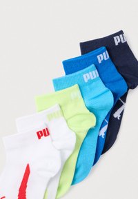 Σετ έξι ζευγών βαμβακερές κάλτσες σε λευκό, νέον πράσινο, ανοιχτό μπλε, σκούρο μπλε και ναυτικό, με αντιθετικές πινελιές λογότυπου στις μανσέτες.