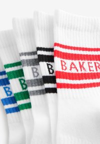 Vijf paar enkelsokken in het wit, met gekleurde strepen: blauw, groen, grijs, zwart en rood, met 'BAKER' erop gedrukt.