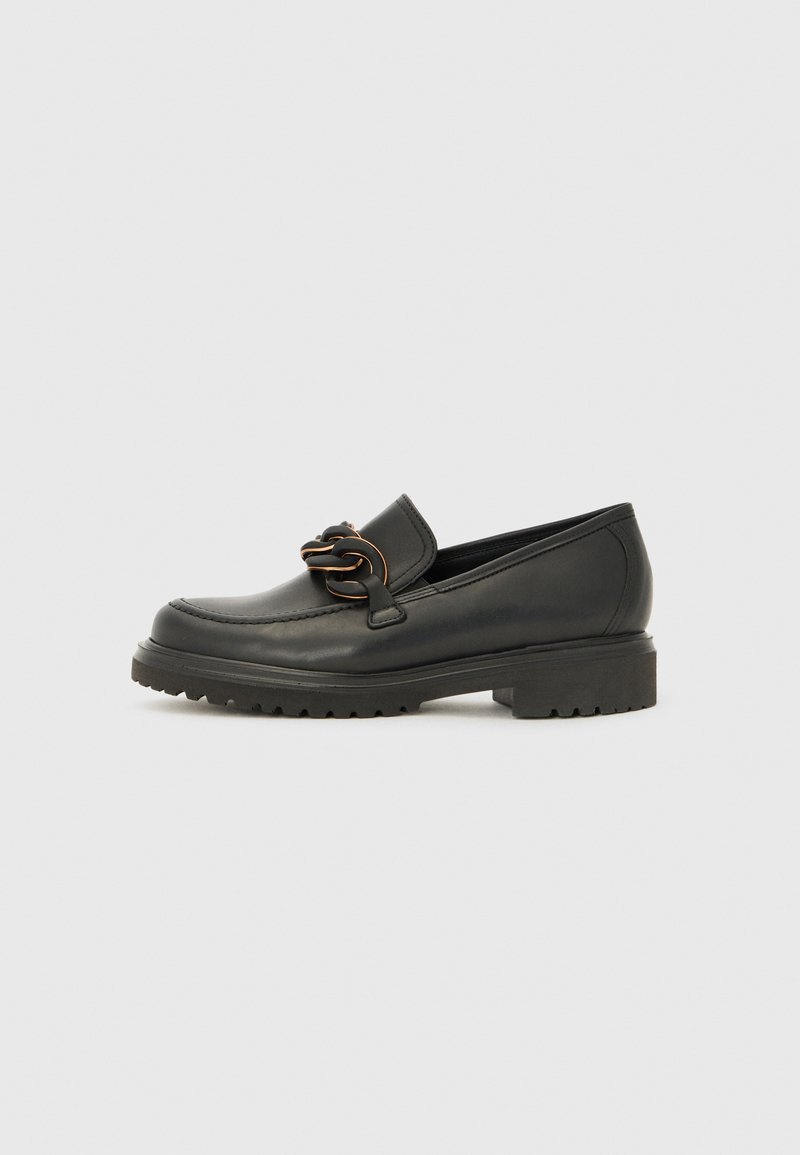 Mocassins en cuir noir avec une semelle épaisse, présentant un accent décoratif en chaîne à l'avant et une finition lisse sur l'ensemble.