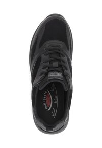Zwarte sportieve schoen met een combinatie van gladde en gestructureerde materialen. Voorzien van veters, een gevoerd kraagje en een gepolsterde binnenzool.