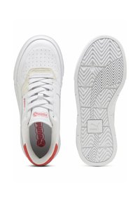 Scarpe sportive bianche con una tomaia in pelle liscia, punta perforata, accenti beige, linguetta rossa sul tallone e suola in gomma testurizzata con motivo a spina di pesce.
