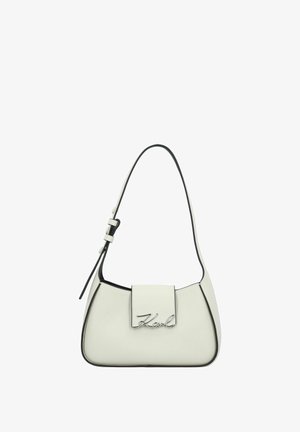 Witte leren handtas met een gestructureerde vorm, zwarte rand en verstelbare riem. Voorkant met zilveren logo-accent. Platte sluitklep.