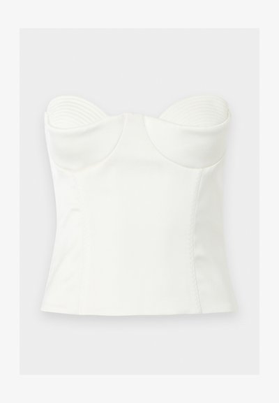 Λευκό κορσέ ύφους τοπ χωρίς τιράντες με διαμορφωμένα cups, λείο ύφασμα και δομημένες ραφές για εφαρμοστή γραμμή, εμφανίζεται σε απλό φόντο.