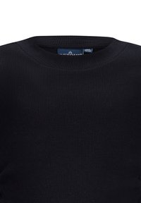 Maglione nero a coste con scollo rotondo. Il tessuto appare morbido e testurizzato, con un'etichetta a stampa sottile all'interno del colletto.