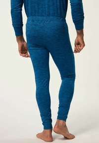 Blaue Sportleggings mit strukturiertem, meliertem Muster, elastischem Bund und enganliegendem Schnitt, der barfuß von der Rückansicht zu sehen ist.