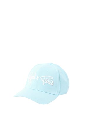 Gorra de béisbol azul claro con visera curva y texto bordado en blanco "Peet x Paris" en el panel frontal.