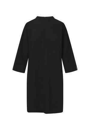 Zwarte jurk met een hoge kraag en driekwartmouwen. Heeft een rechte snit en een minimalistisch ontwerp. Zachte textuur, geen opvallende details.