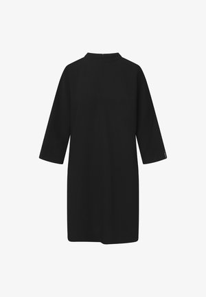 Zwarte jurk met een hoge kraag en driekwartmouwen. Heeft een rechte snit en een minimalistisch ontwerp. Zachte textuur, geen opvallende details.