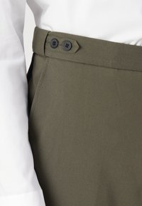 Lindbergh Kostiumas - olive