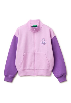 Lichtpaarse jas met rits, donkerpaarse mouwen, voorzakken, geribbelde manchetten en zoom, en een geborduurd abstract logo op de borst.