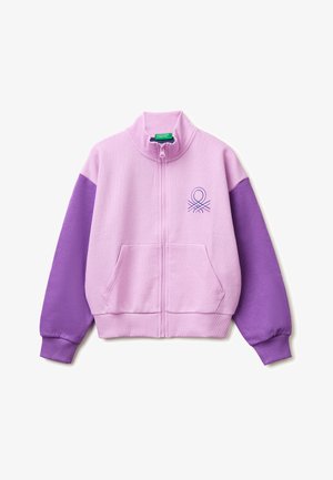 Giacca viola chiaro con cerniera, maniche viola più scure, tasche davanti, polsini e orlo a coste e logo astratto ricamato sul petto.