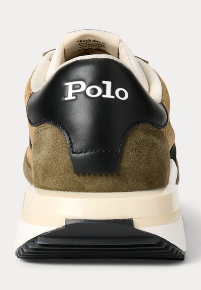 Rudos ir juodi sportbačiai, pagaminti iš zomšos ir tinklinės medžiagos, su "Polo" logotipu ant kulno, kreminiu vidiniu padu ir tekstūruotomis guminėmis gumulais.