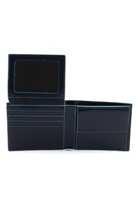 Portafoglio in pelle di un blu scuro con cuciture blu a contrasto, presenta uno slot ID trasparente, più slot per carte e un compartimento per contanti.