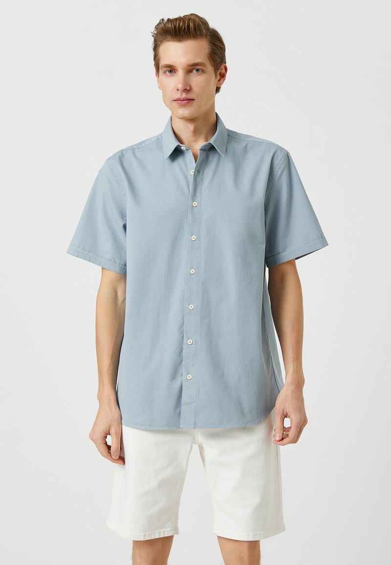 Koton BASIC BERMUDA COTTON POCKET DETAILED BUTTONED - Shorts - Marine/azul - Zalando.es