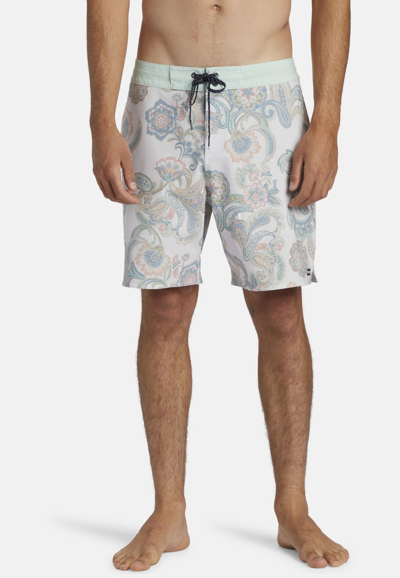 Heren zwembroek, lichtgewicht stof, pastel paisleypatroon, elastische taille met trekkoord, boven de knieën lengte, elastische band, lichtgroene accenten.