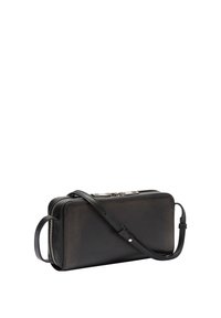 Czarna skórzana torba na ramię o prostokątnym kształcie, z zamknięciem na zamek błyskawiczny i odpinanym paskiem. Gładka faktura z delikatnymi metalicznymi akcentami.