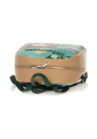 Lo zaino di plastica presenta una base liscia beige, spallacci verdi e una parte superiore colorata con un design grafico. Include una chiusura a zip visibile.