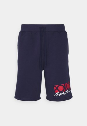 Granatowe bawełniane szorty z elastycznym paskiem w talii i sznurkiem do regulacji. Na lewej nogawce znajduje się czerwony nadruk z logo, a materiał ma gładką fakturę.