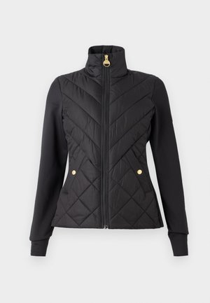 Černá prošívaná bunda s vysokým límcem, zlatým zipem a akcenty na patentkách. Má přiléhavý střih a kontrastní hladké rukávy.