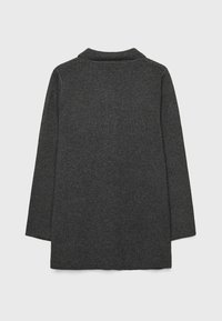 Dunkelgrauer gestrickter Pullover mit Kragen, langen Ärmeln und lockerer Passform. Hat eine glatte Textur und ein minimalistisches Design.