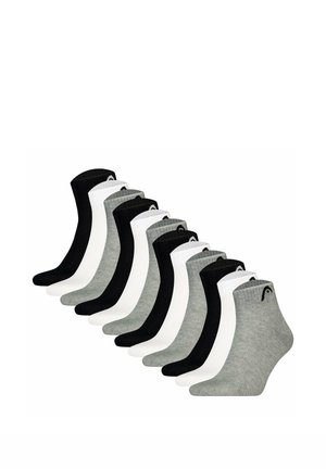 Zehn Paare schwarze, weiße und graue Knöchelsocken, diagonal auf weißem Hintergrund angeordnet.