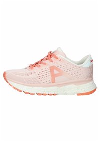 Scarpe da corsa rosa chiaro con tomaia in rete, lacci a contrasto, suola testurizzata e accentuazione bianca sul tallone. Presenta un logo "A".