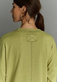 Next SEAM DETAIL - Hosszú ujjú felső - olive green