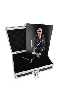 Collar de plata con un diseño de guitarra eléctrica, presentado en una caja de plata forrada de terciopelo negro, acompañado de una tarjeta de autógrafo.