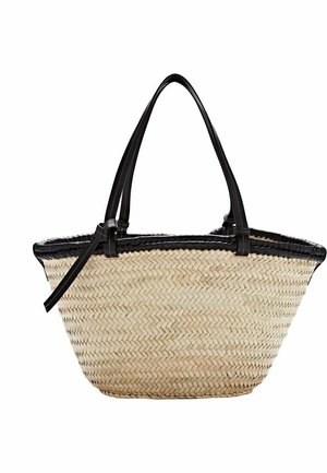 Geflochtene Strohtasche mit schwarzem Lederbesatz und doppelten schwarzen Ledergriffen, mit abnehmbarem Lederriemen als Detail.