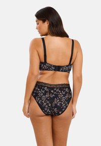 Soutien-gorge en dentelle noire à dos fleuri et culottes taille haute, avec une texture lisse et un motif botanique détaillé aux couleurs pastel.