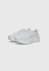 Zapatillas deportivas blancas con parte superior de malla texturada, punta redondeada, suela acolchada y suela de goma translúcida. Diseño estilizado con acentos mínimos.
