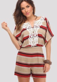 Mono a rayas en beige, rojo y negro con detalles de encaje blanco en el escote; presenta mangas cortas y un corte relajado.