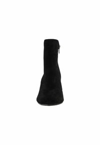 Stivale alla caviglia in suede nero con punta affusolata e zip laterale. Texture liscia con una silhouette leggermente curva e tacco basso.