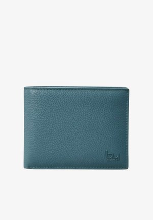 Portafoglio bifold in pelle strutturata color verde acqua con logo "by buster" in rilievo nell'angolo in basso a destra, chiuso, isolato su sfondo bianco.