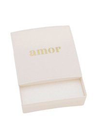 Piccola scatola bianca con coperchio a cerniera, testo dorato "amor" sulla parte superiore e interno morbido bianco vuoto.
