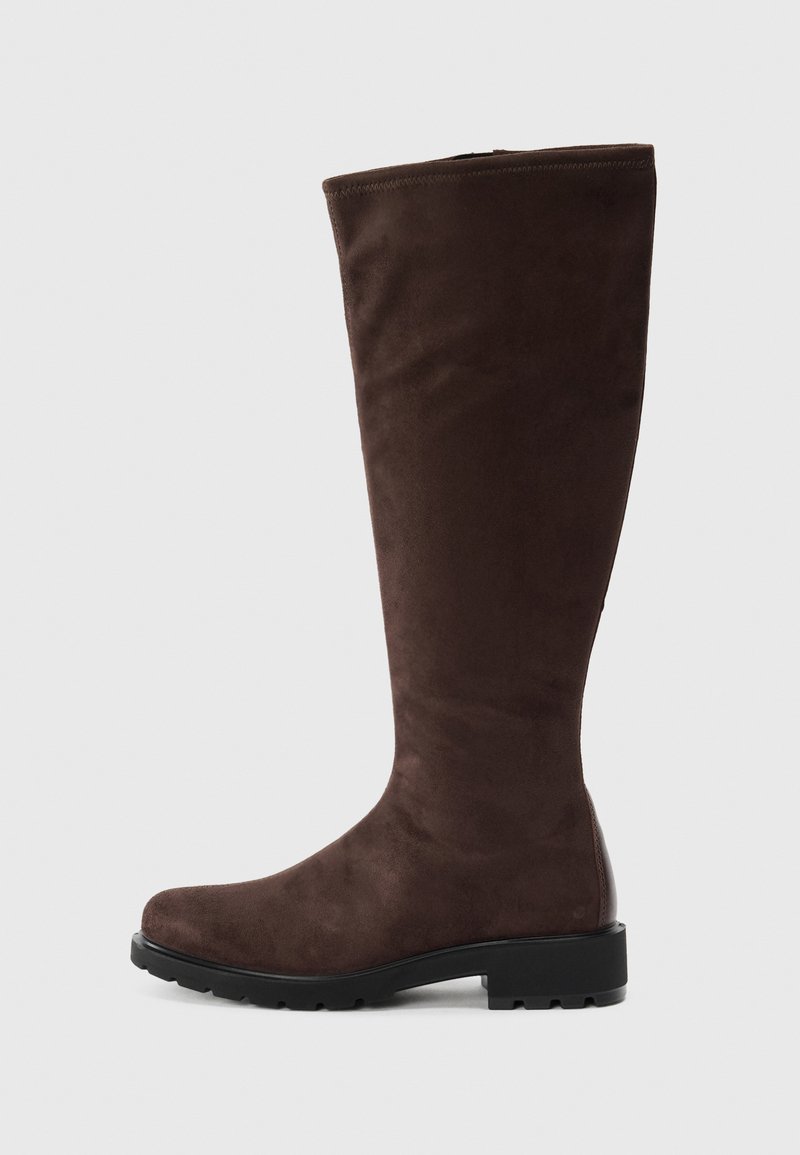 Botte en suède marron foncé, haute, avec un bout arrondi, une semelle épaisse noire et un petit talon carré, présentée de profil sur un fond blanc.