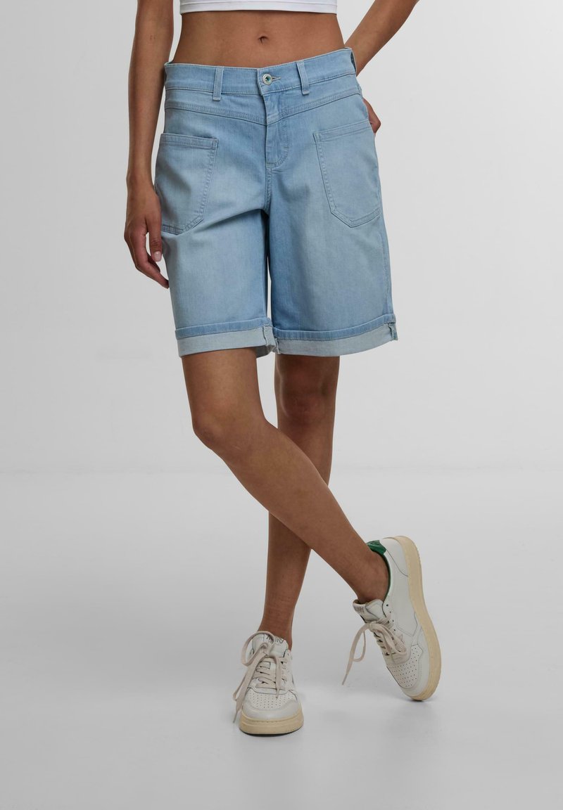 Shorts din denim de culoare albastră deschisă, cu tiv răsuciți, având buzunare frontale și dorsale, închidere cu nasture și un design drept.