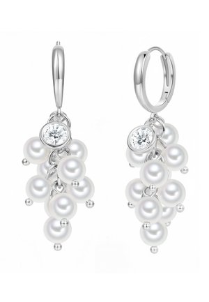 Silberne Creolen mit Clustern aus weißen Perlen und einem einzelnen klaren runden Edelstein an jedem Ohrring.
