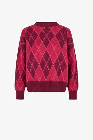 Pletený svetr s dlouhým rukávem s červeným a tmavě růžovým vzorem kosočtverců argyle a žebrovanými manžetami a lemem, zobrazený zezadu.