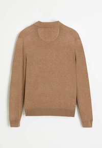 Brązowy sweter dziany, z okrągłym dekoltem, długimi rękawami, ściągaczami na mankietach i u dołu, o gładkiej fakturze i prostym, klasycznym kroju.