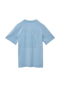 Lichtblauw katoenen t-shirt met een gestructureerd design en de woorden "Tokyo Stay Light" op de rug. Korte mouwen en ronde hals.